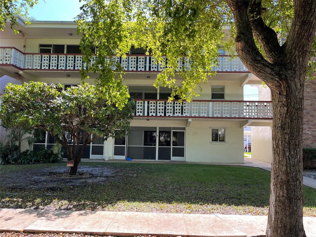 Photo of 412 S Luna Court #2, Hollywood, FL 33021 (MLS # B26018318)