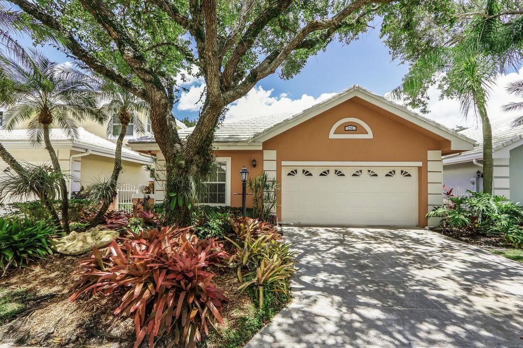 Photo of 231 Canterbury Drive W, Palm Beach Gardens, FL 33418 (MLS # R10894048)