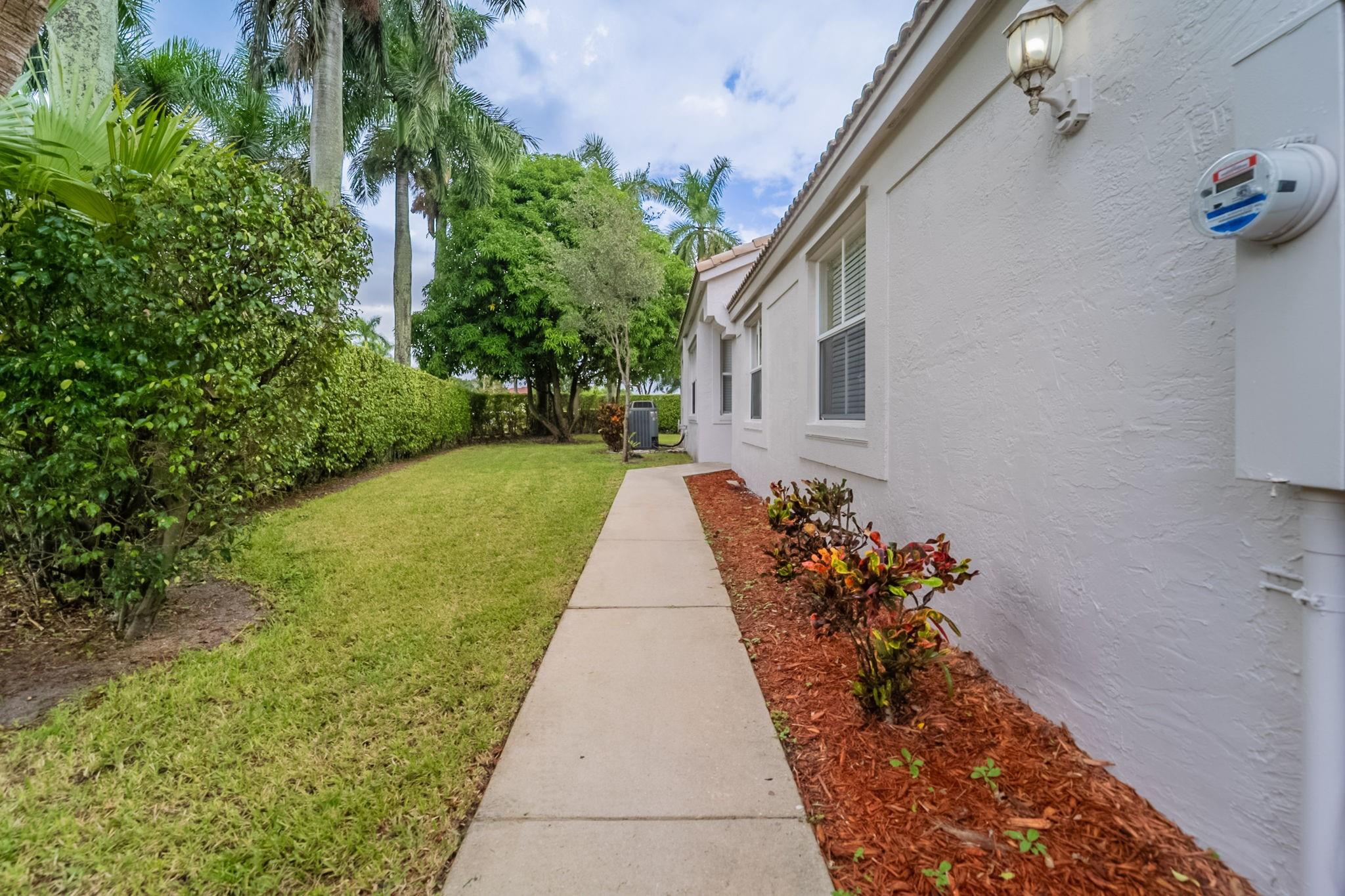 6359 Stonehurst Cir