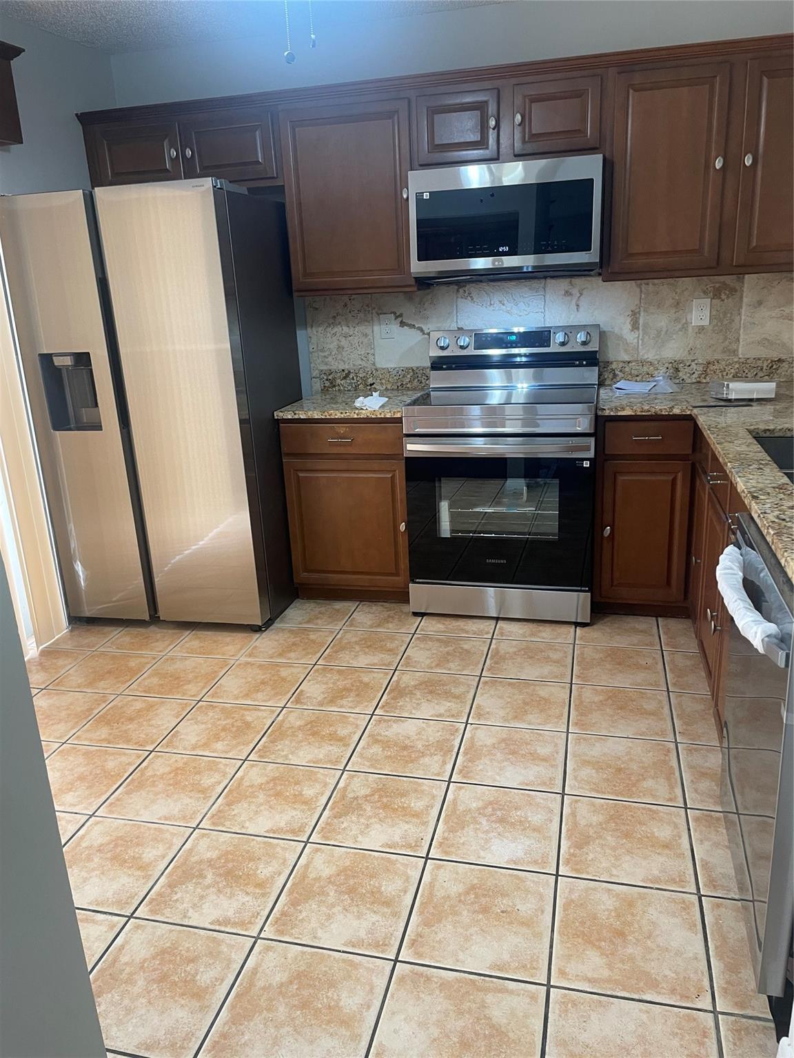 VILLAS AT WOODLAND - Residential Lease