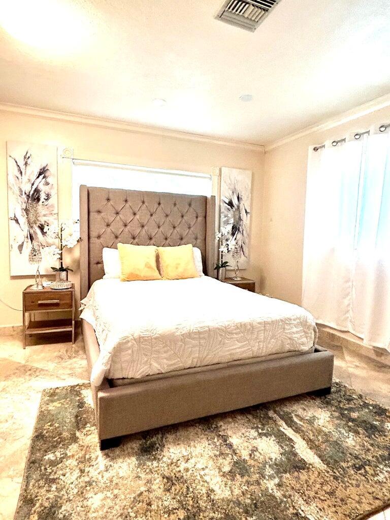 HOLLYWOOD LAKES SECTION - Residential Lease