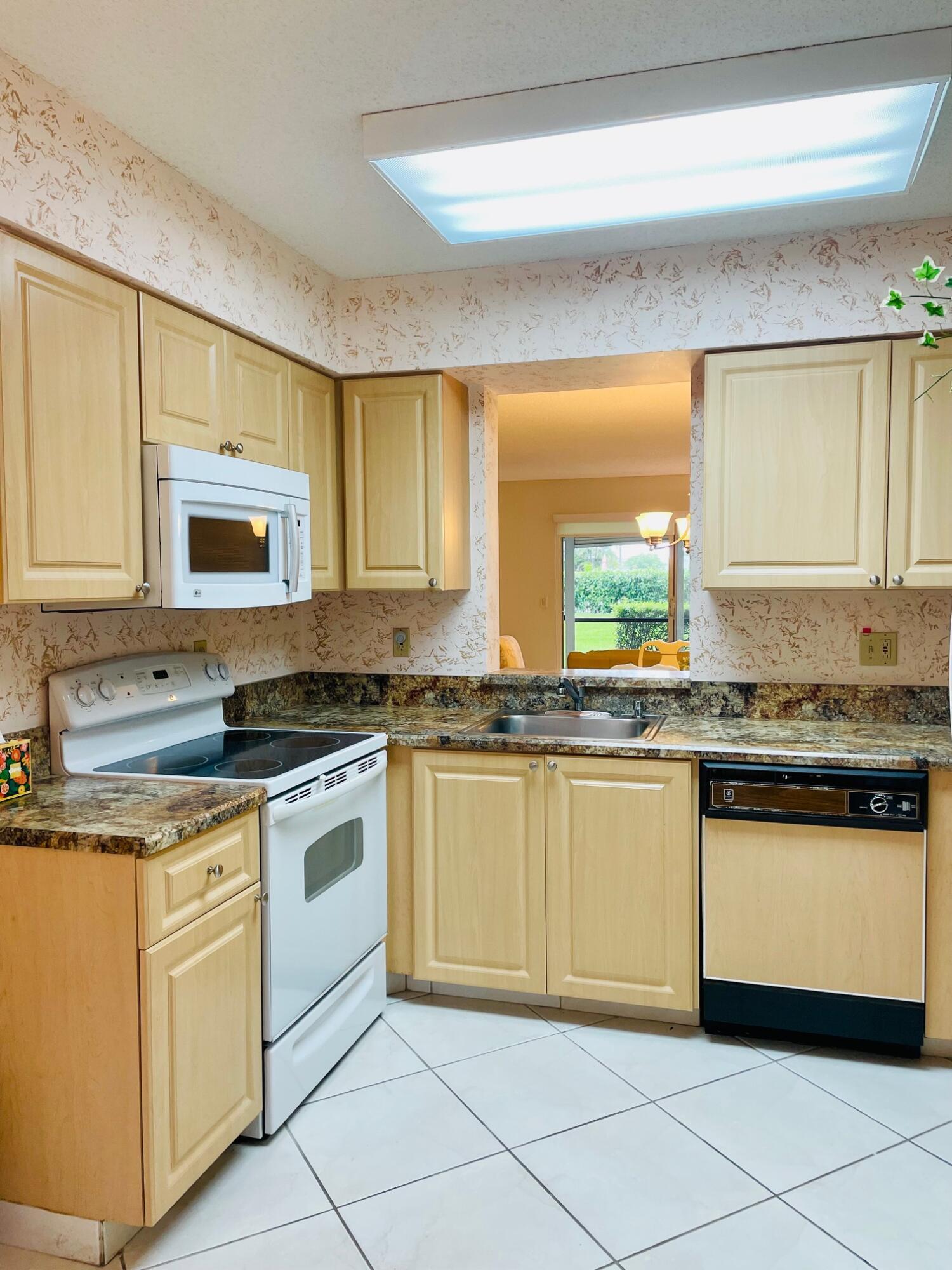 HUNTINGTON LAKES SEC THREE CONDOS - Residential Lease
