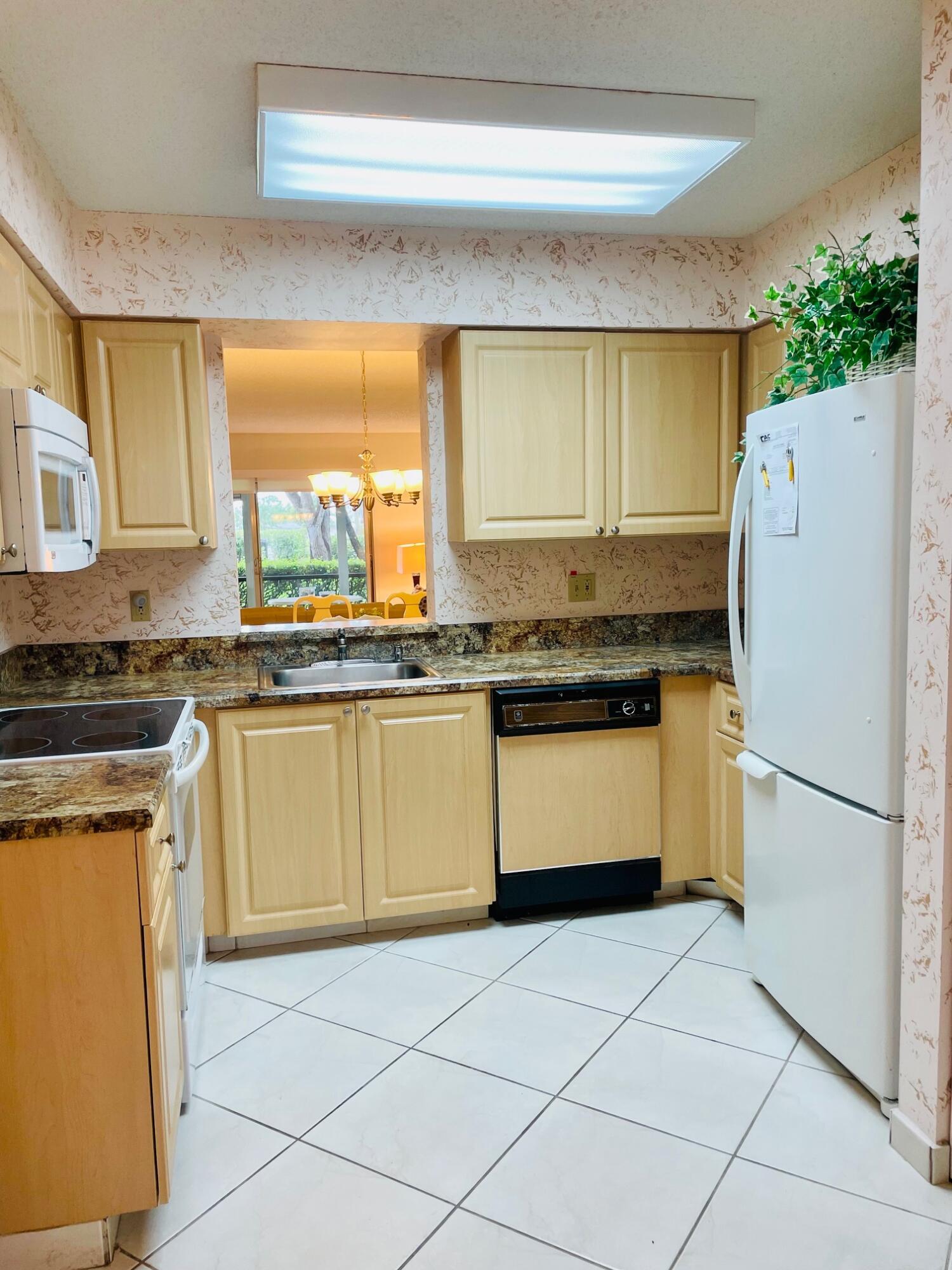 HUNTINGTON LAKES SEC THREE CONDOS - Residential Lease