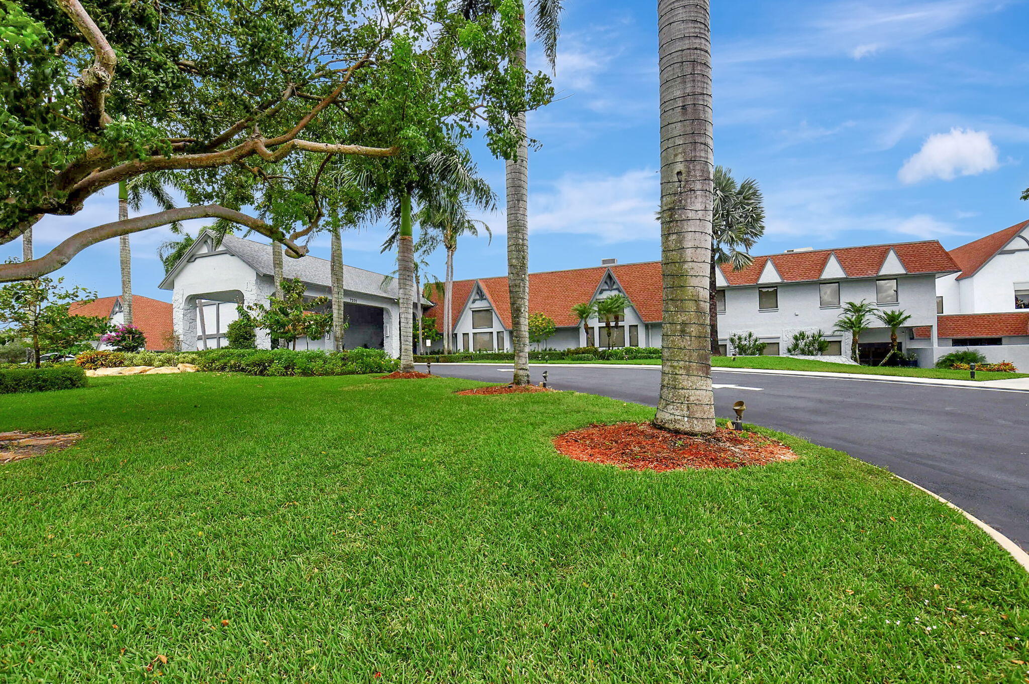 HUNTINGTON LAKES SEC THREE CONDOS - Residential Lease