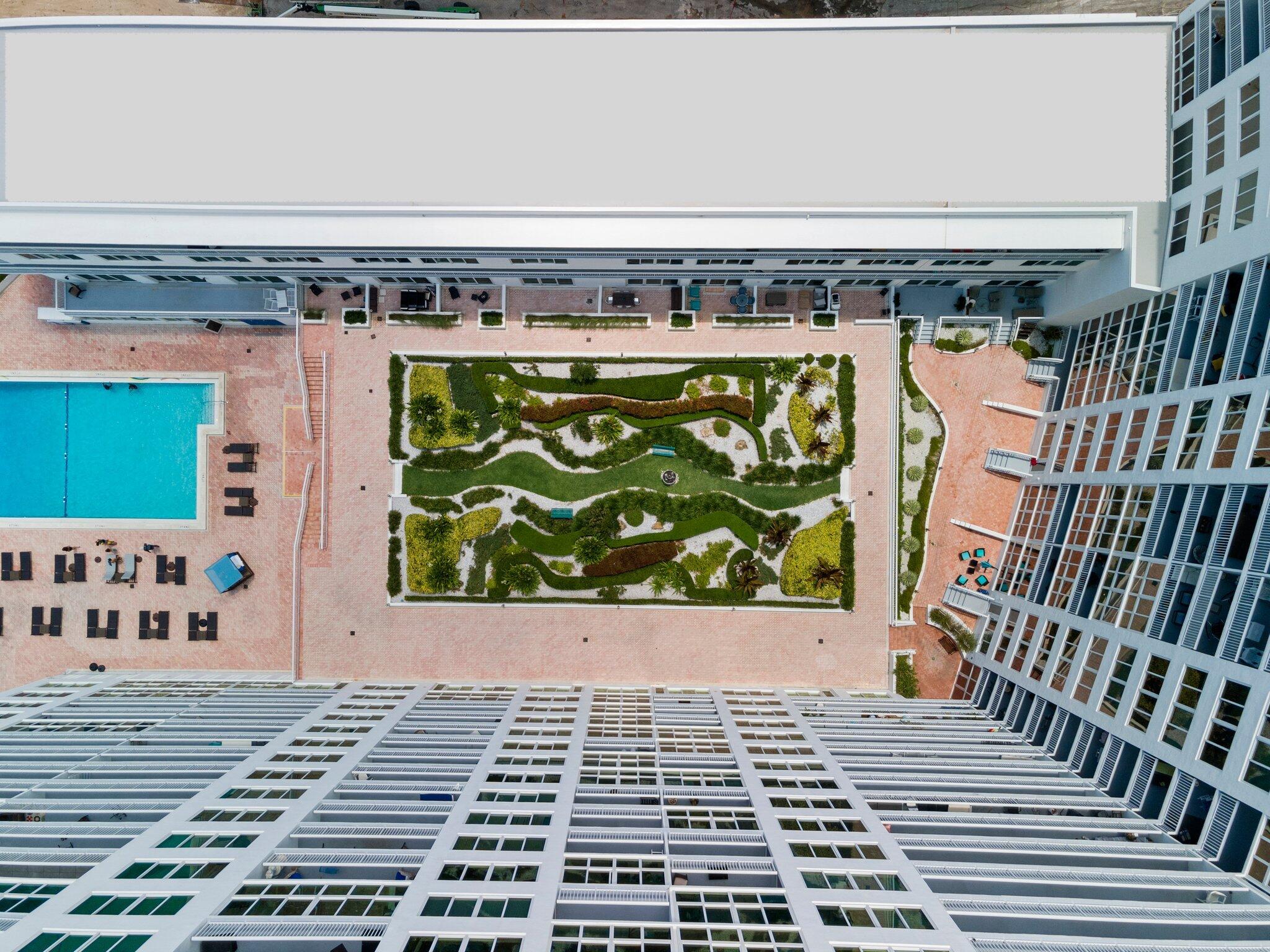 THE CARRIAGE HOUSE CONDO - Residential