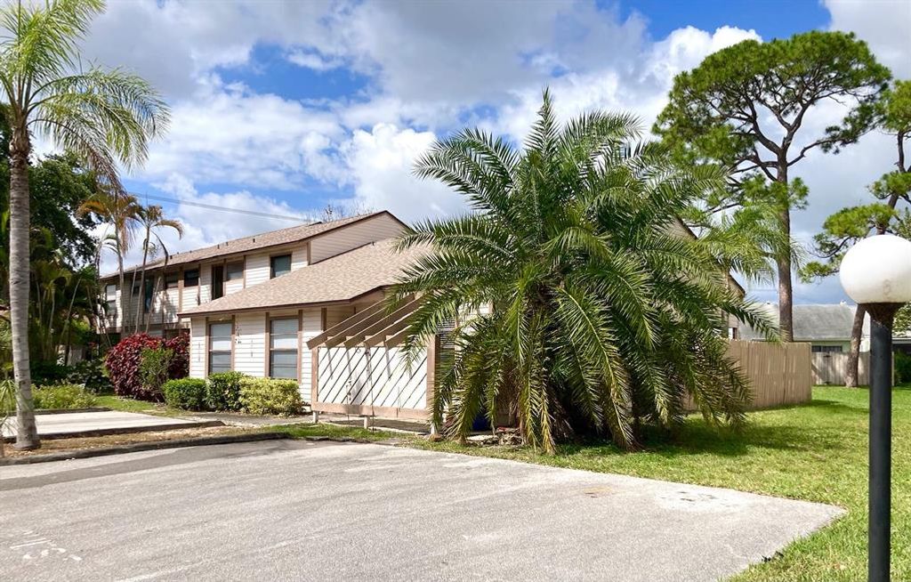 Photo of 124 Sherwood Circle #11a, Jupiter, FL 33458 (MLS # R10792326)