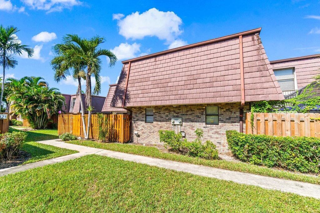 Photo of 7529 E Courtyard Run E, Boca Raton, FL 33433 (MLS # B26017805)