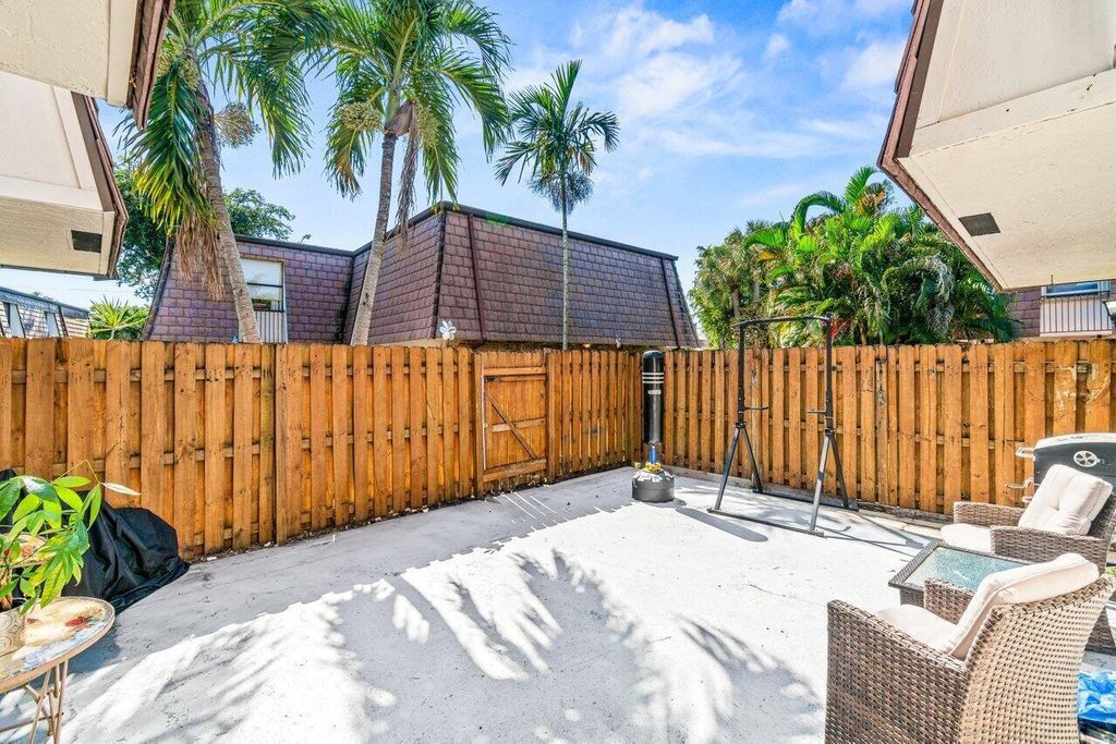 Photo of 7529 E Courtyard Run E, Boca Raton, FL 33433 (MLS # B26017805)