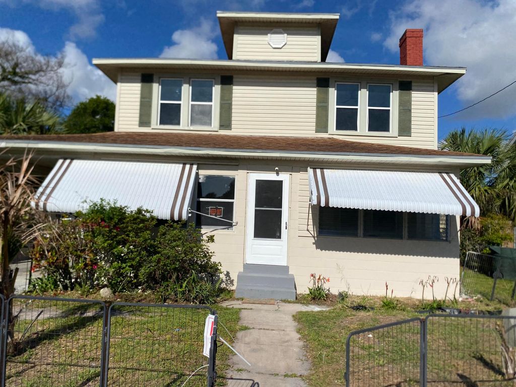 Photo of 319 N 11th Street, Fort Pierce, FL 34950 (MLS # B26014790)