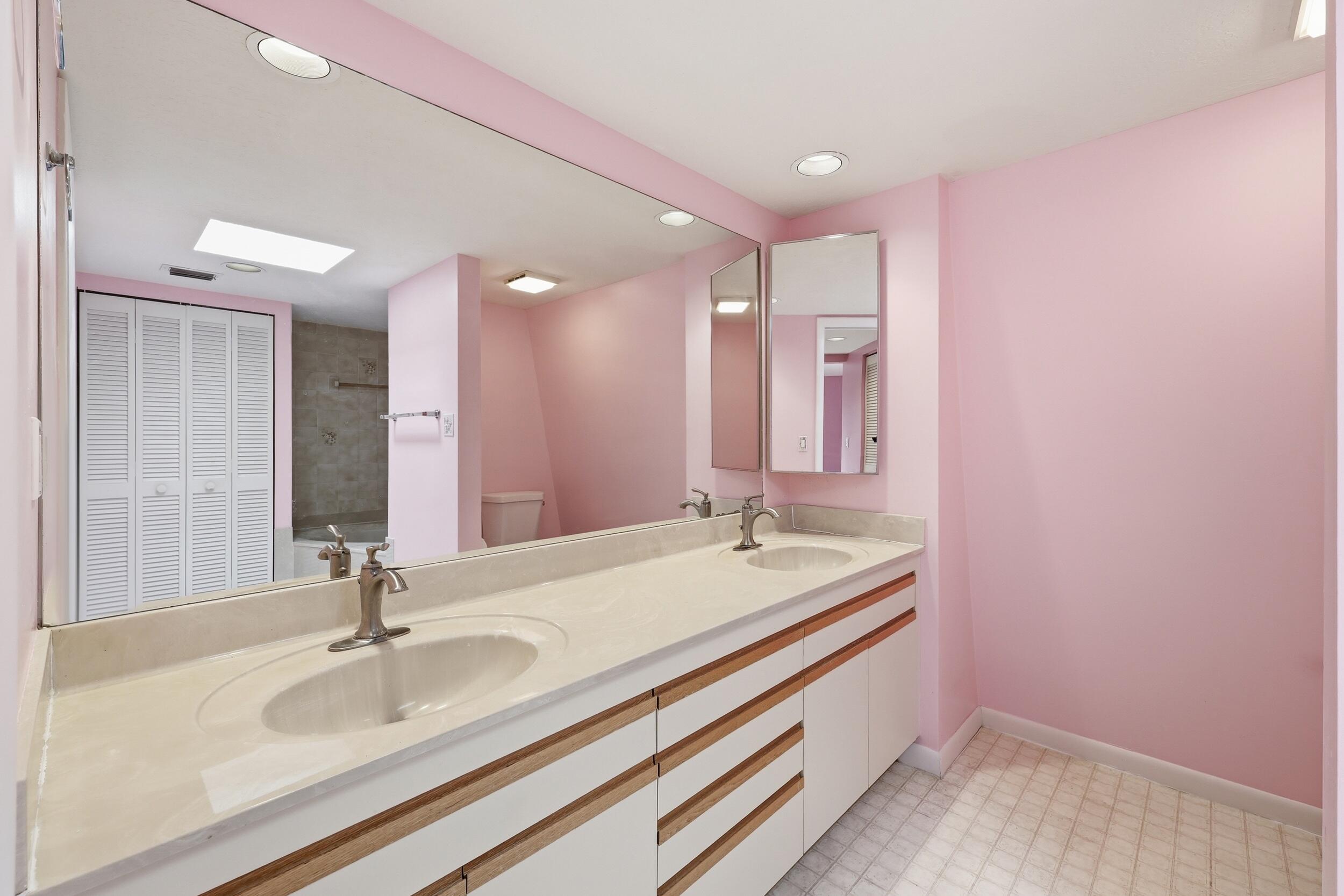 EMERALD LAKES - Residential