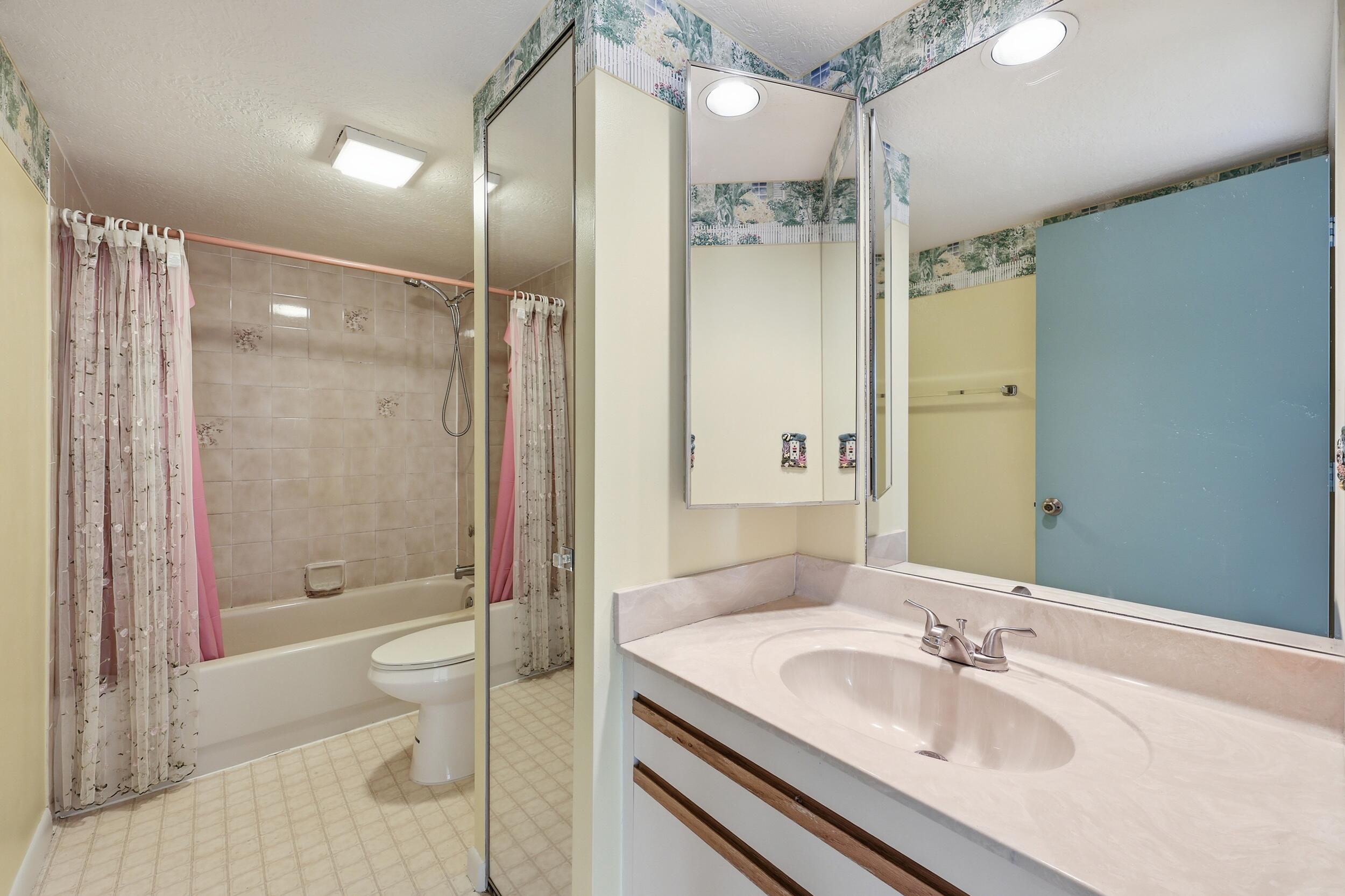 EMERALD LAKES - Residential