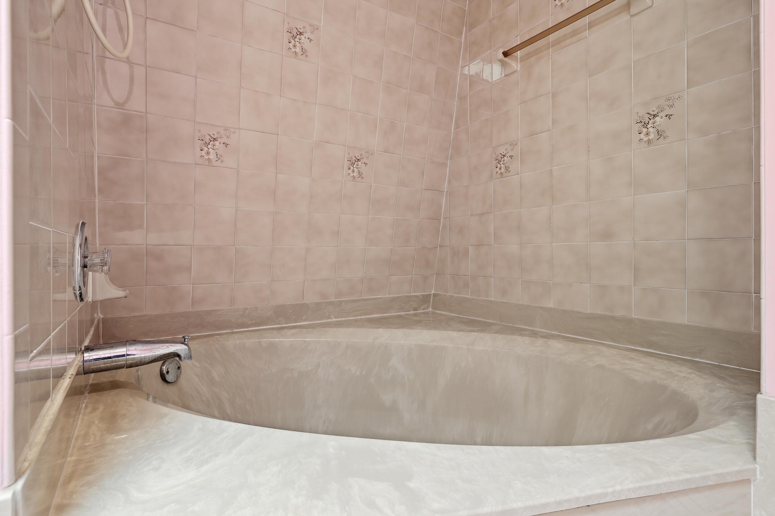 EMERALD LAKES - Residential