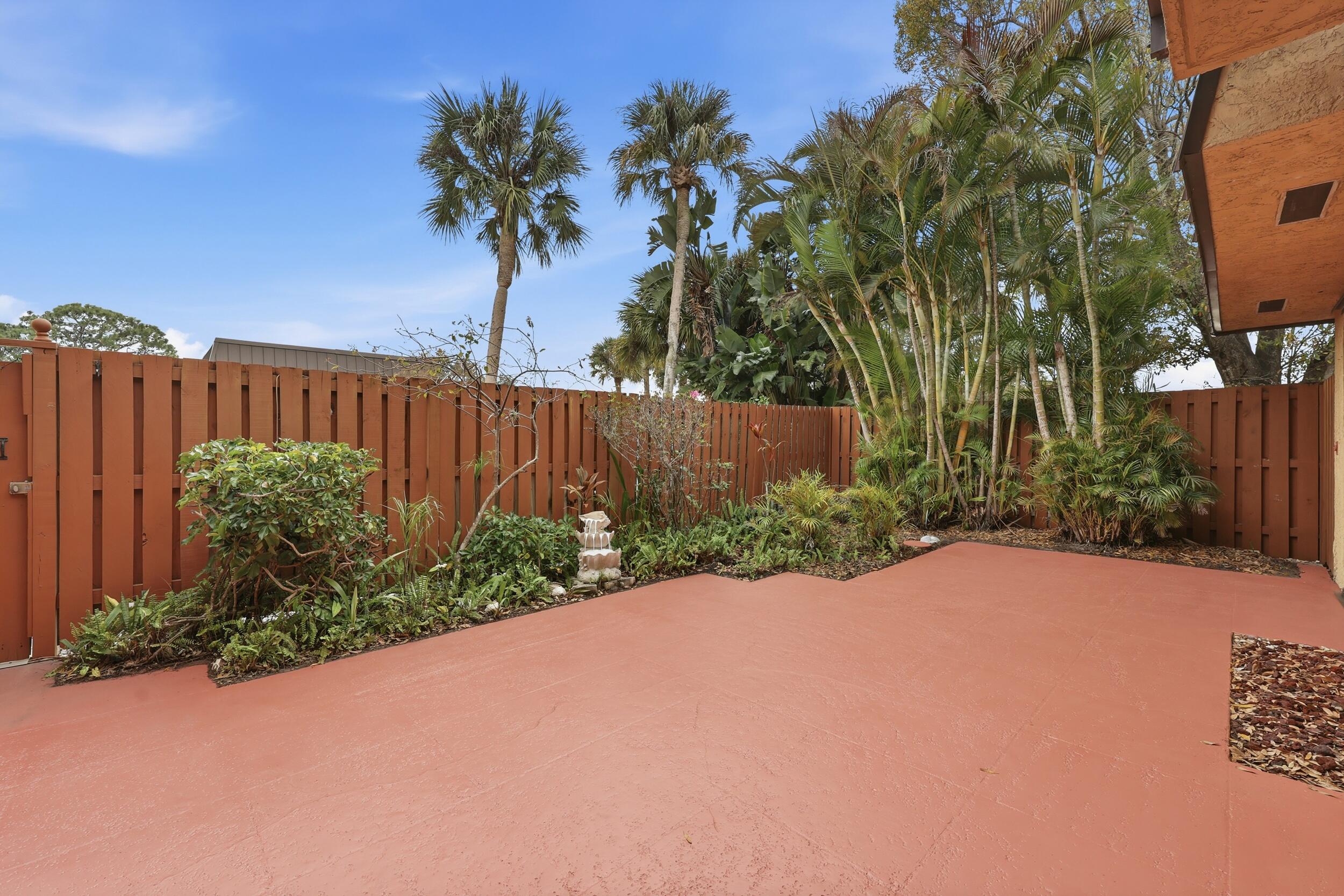 EMERALD LAKES - Residential