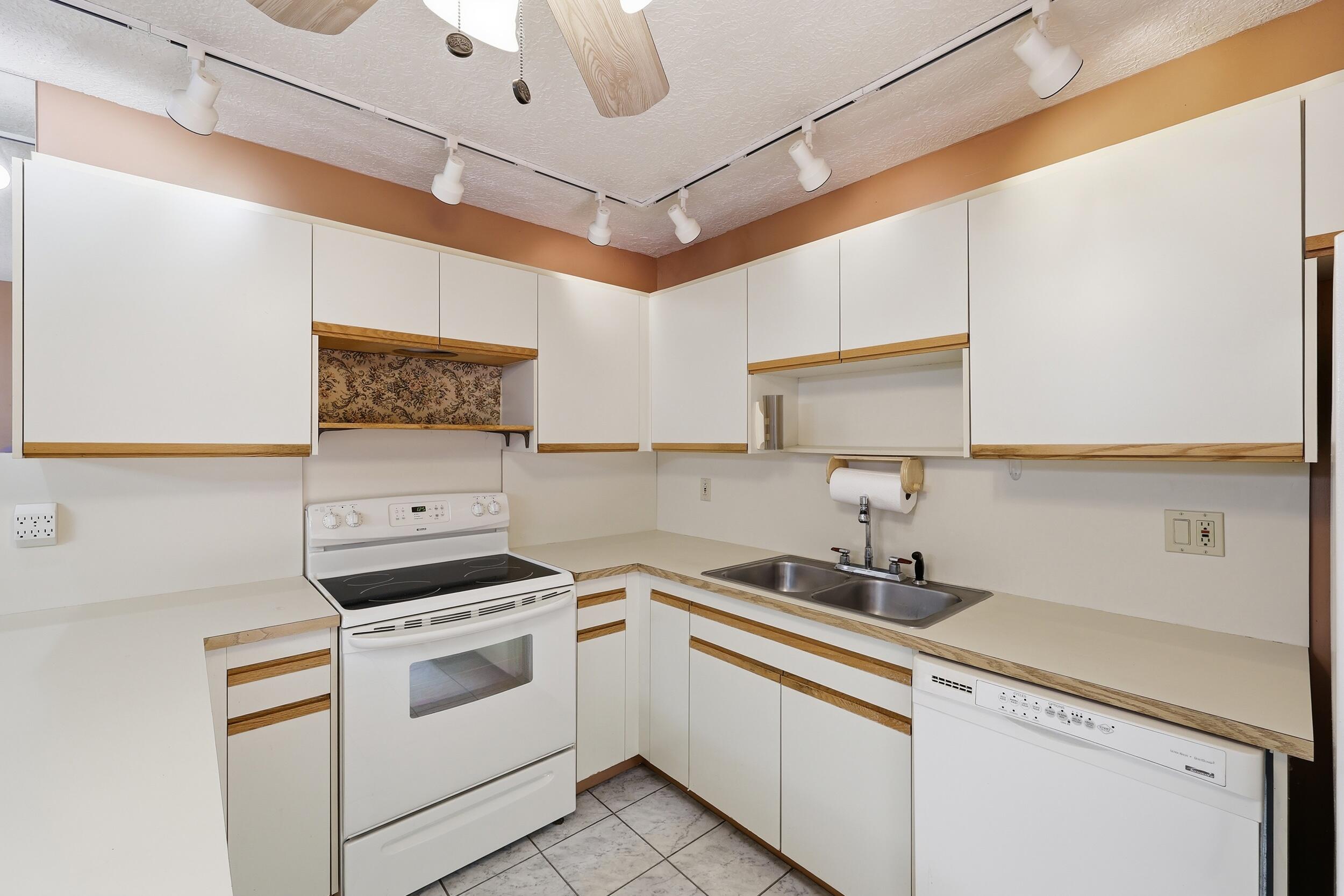 EMERALD LAKES - Residential