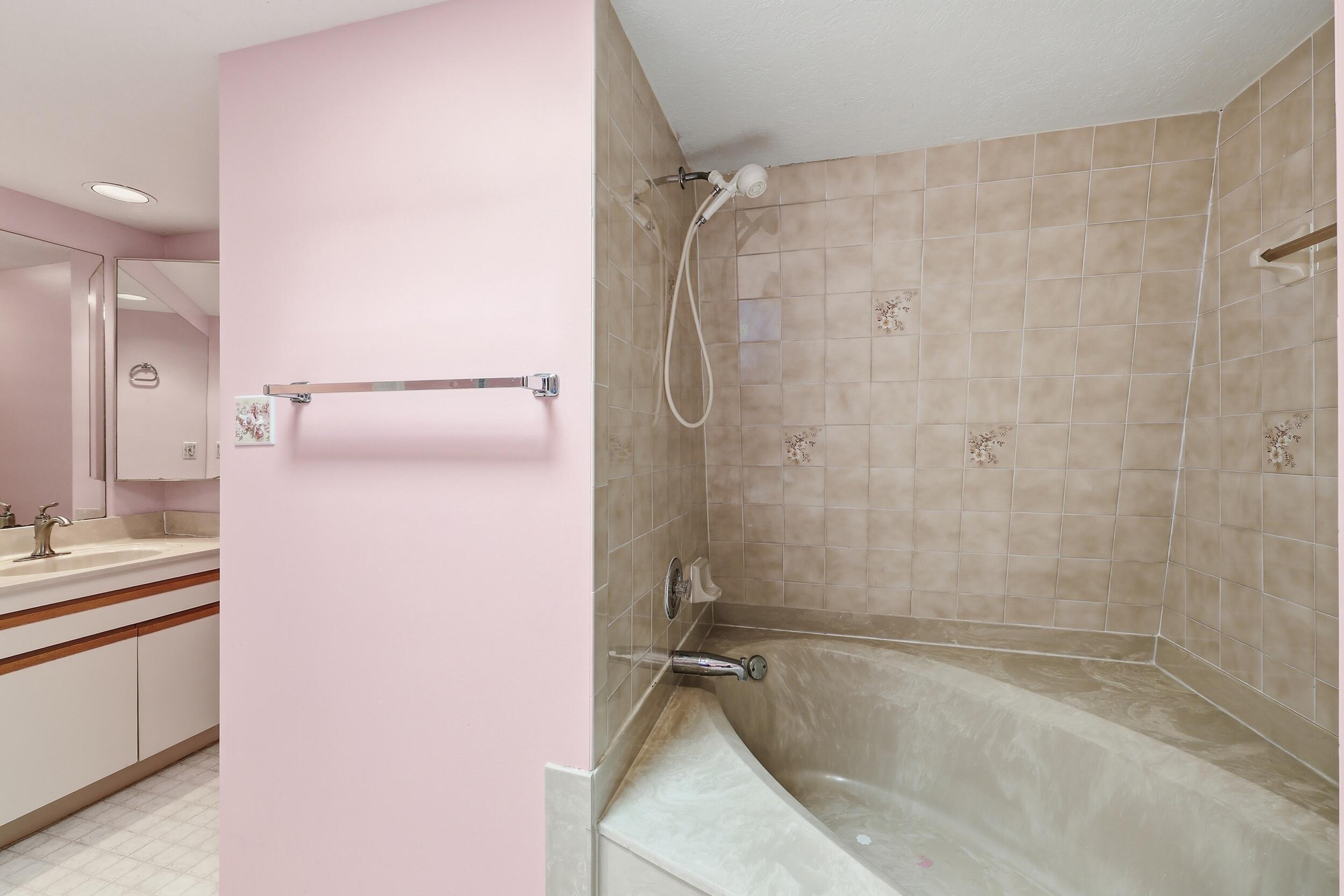 EMERALD LAKES - Residential