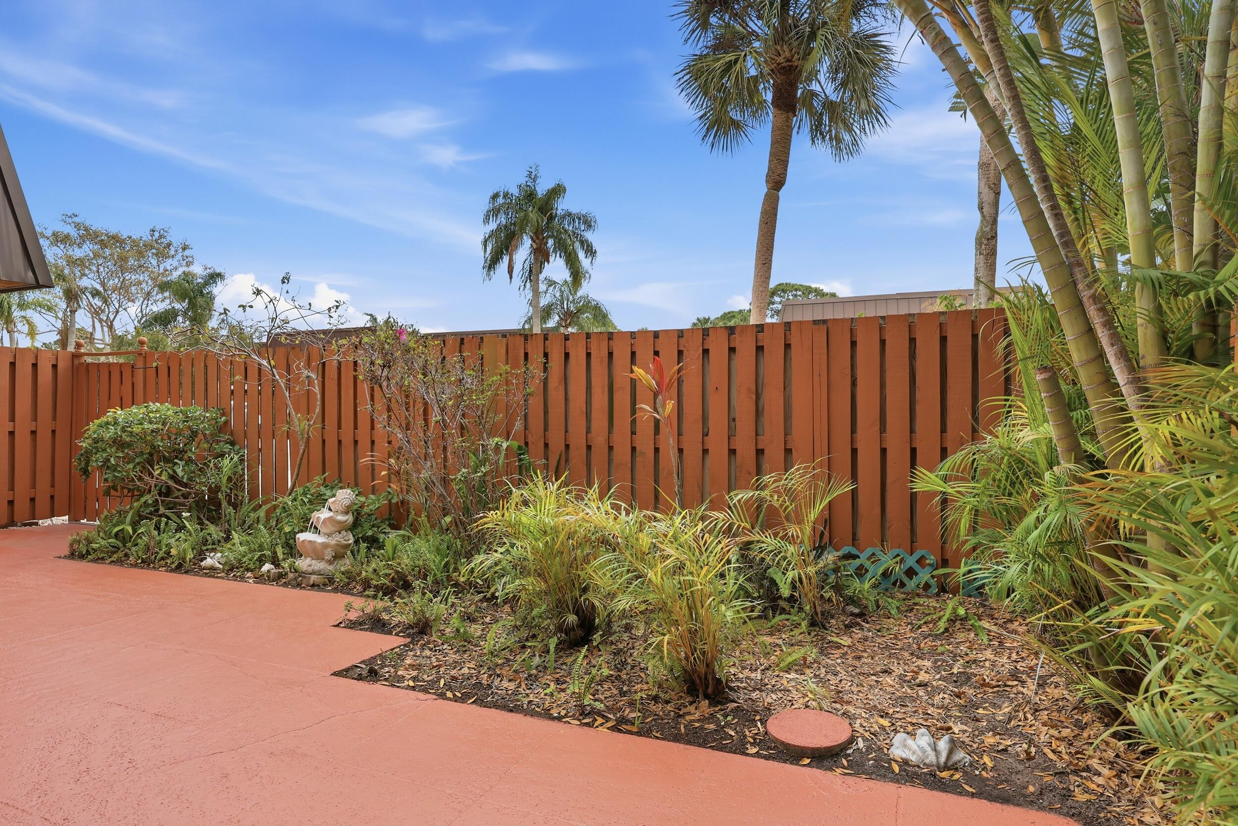 EMERALD LAKES - Residential