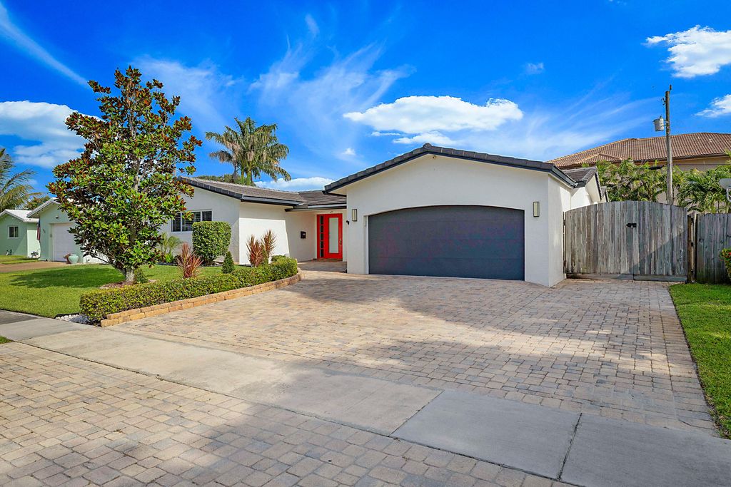 Photo of 920 SE 17th Street, Deerfield Beach, FL 33441 (MLS # B26032250)