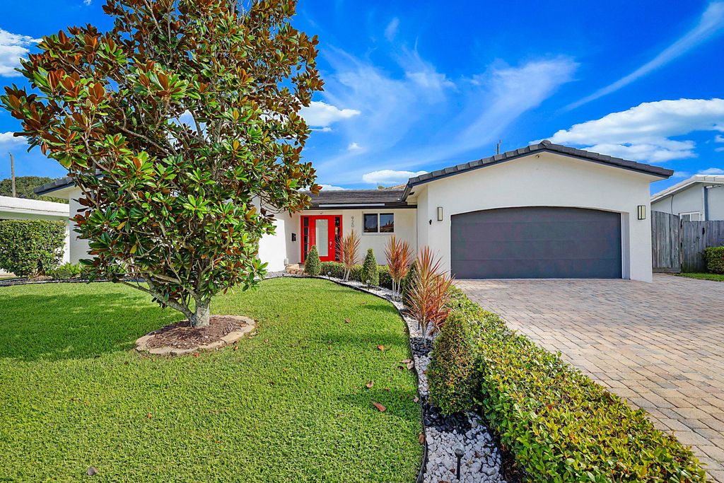 Photo of 920 SE 17th Street, Deerfield Beach, FL 33441 (MLS # B26032250)