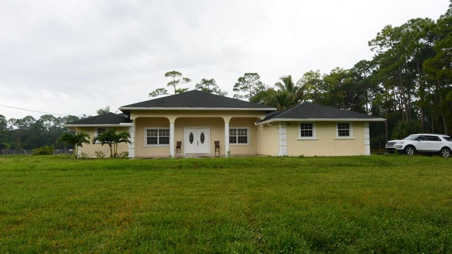 Great single-family home located in the heart of Loxahatchee! Lots of land! Spacious 4/3/2 and pet friendly! No vicious breeds please!