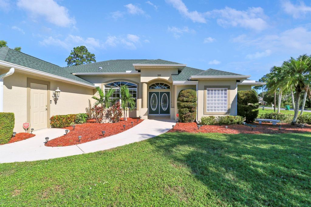 Photo of 713 SE Damask Avenue, Port Saint Lucie, FL 34983 (MLS # R11132760)