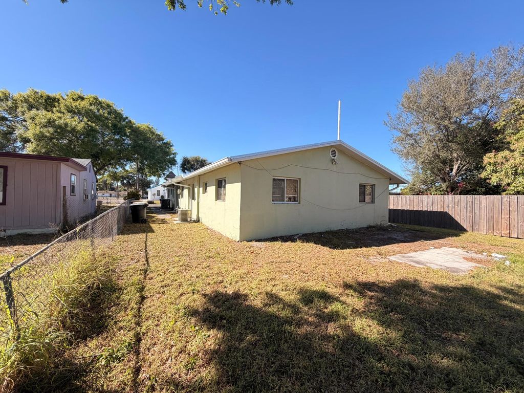 Photo of 812 N 24th Street, Fort Pierce, FL 34950 (MLS # R11160009)