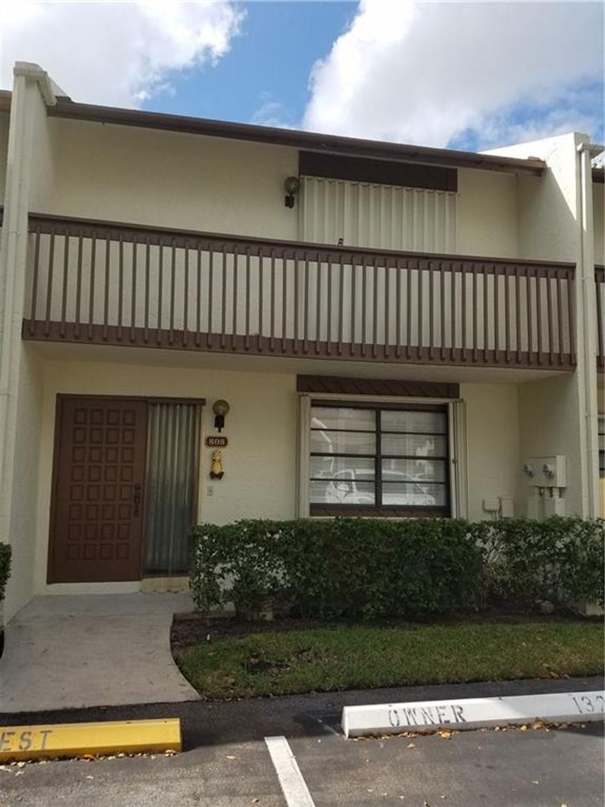 2 bed/ 2.5 bath townhome located in Deerfield Beach, a/c, hot water heater, washer and dryer. . Large master bedroom, walking closet. Unit baking up to lush landscaping. Close to I-95, Sawgrass, Turnpike, beach, restaurants.*****COMMERCIAL VEHICLES ARE NOT ALLOWED****NO PETS AS PER OWNER