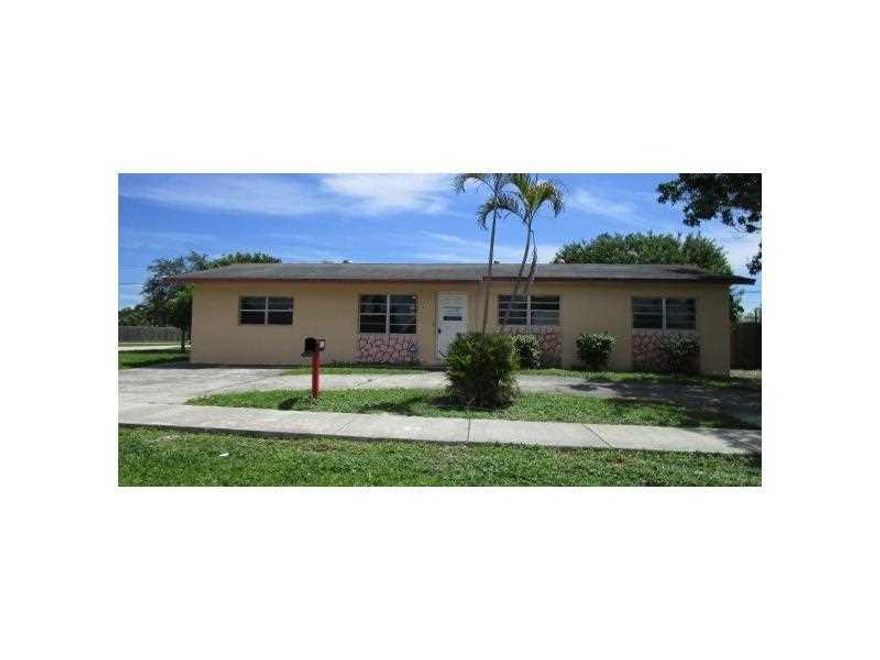 COME AND SEE THIS GREAT OPPORTUNITY IN DESIRED DEERFIELD BEACH.  SFH WITH A FAMILY ROOM, FLORIDA ROOM, LARGE BACKYARD AND POOL. CLOSE TO HIGHWAYS SHOPPING AND TRANSPORTATION.
