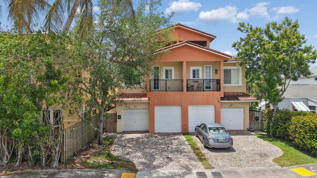 Photo of 819 SW 7th Avenue, Fort Lauderdale, FL 33315 (MLS # B26017589)