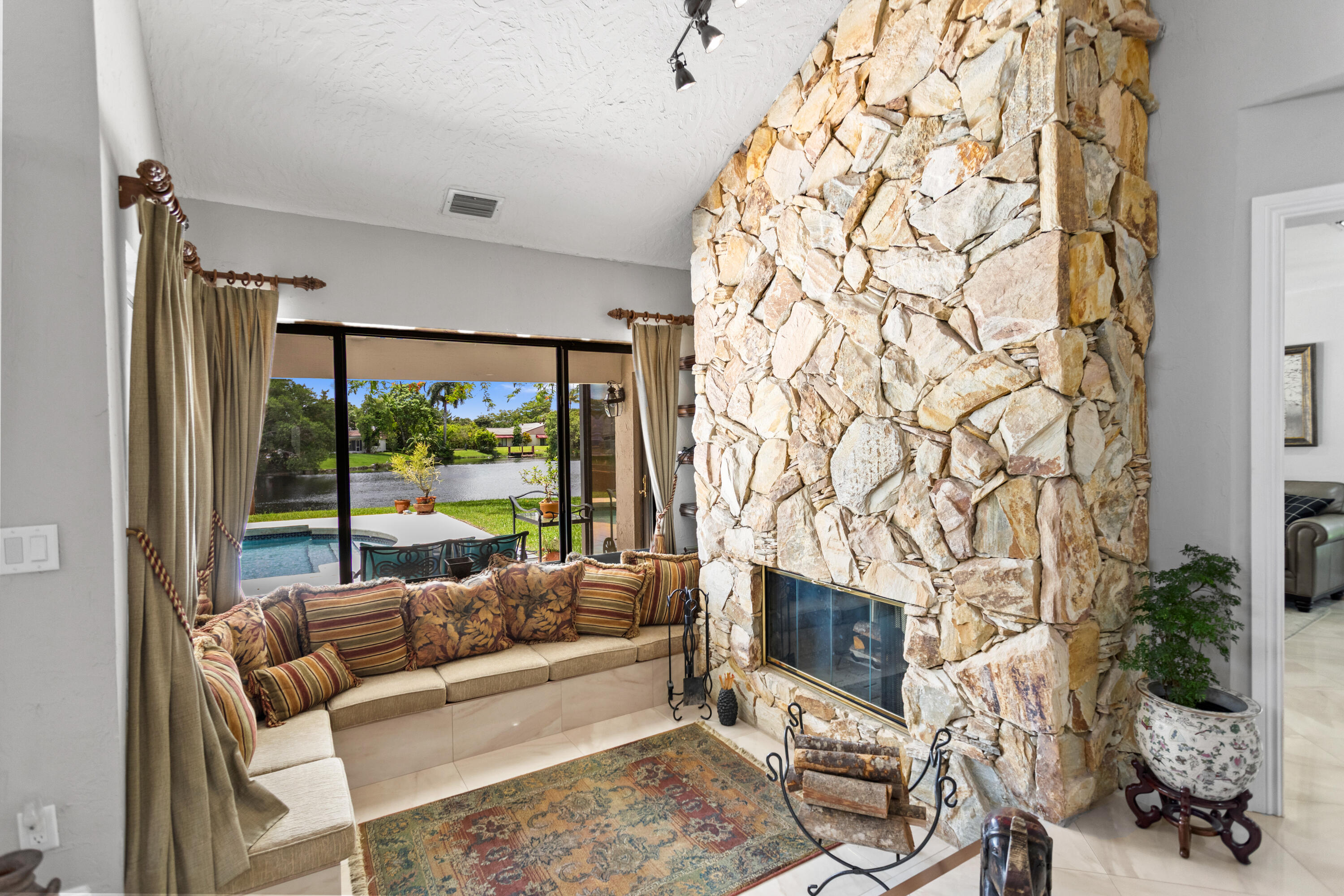 JACARANDA COUNTRY CLUB - Residential