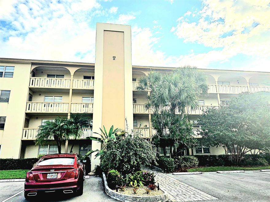 Spacious and beautiful condo with a lovely view of the lake and gardens, located in the vibrant Wynmoor community. Gated with 24/7 security and a wide range of social and recreational activities: bingo, karaoke, parties, and over 30 clubs including ceramics, woodworking, painting, photography, and more. Enjoy access to golf, swimming pools, tennis courts, pickleball, and many other amenities. Come and experience an active lifestyle filled with friendship and great moments!