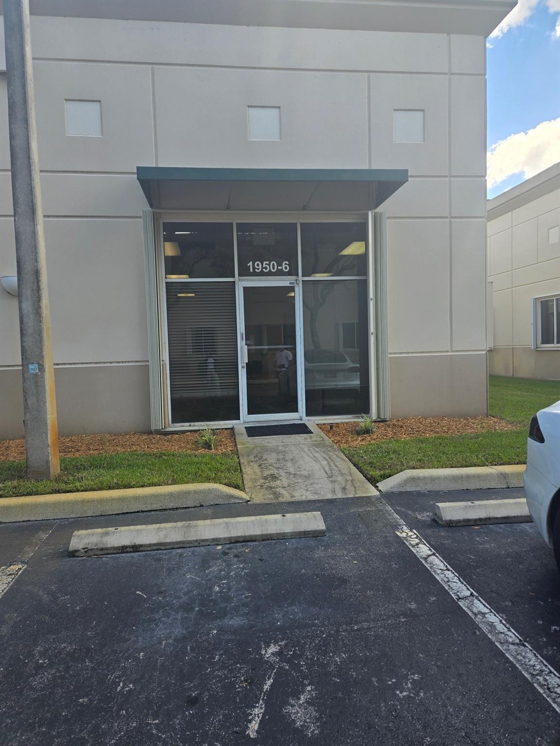 GREAT LOCATION RIGHT OFF N. COMMERCE PKWY. IN THE HEART OF WESTON. PARK RIGHT IN FRONT OF YOUR SPACE, BRIGHT OPEN SPACE WITH LAMINATE FLOORS THROUGH OUT, STORAGE ROOM, KITCHEN. PLENTY OF PARKING.