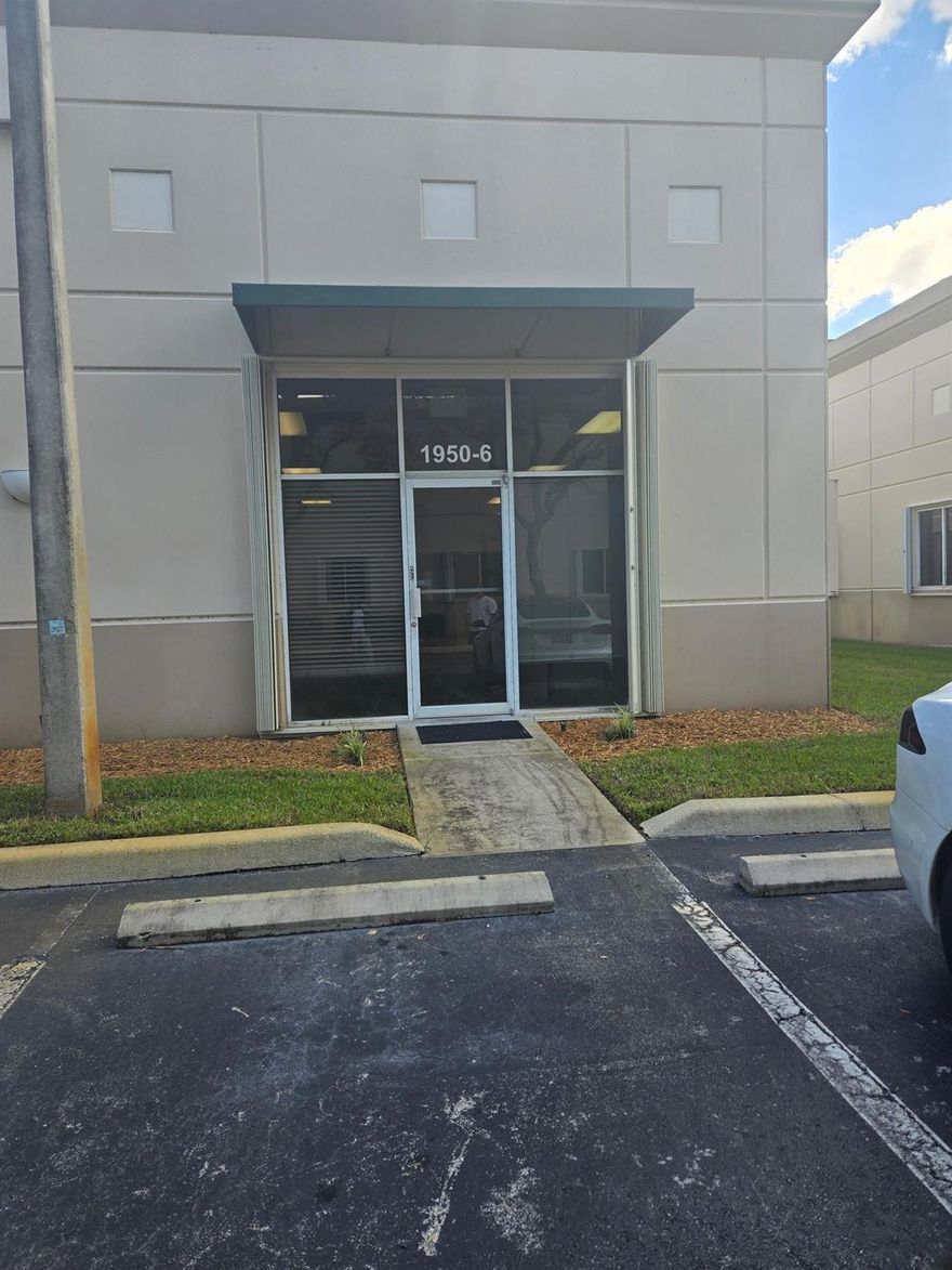 GREAT LOCATION RIGHT OFF N. COMMERCE PKWY. IN THE HEART OF WESTON. PARK RIGHT IN FRONT OF YOUR SPACE, BRIGHT OPEN SPACE WITH LAMINATE FLOORS THROUGH OUT, STORAGE ROOM, KITCHEN. PLENTY OF PARKING.