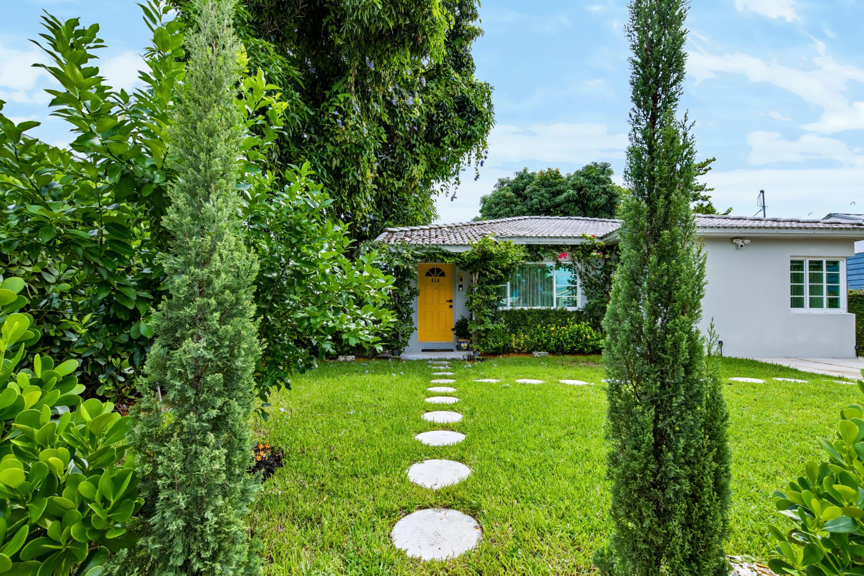 View photos, virtual tours, details... 910 N M Street