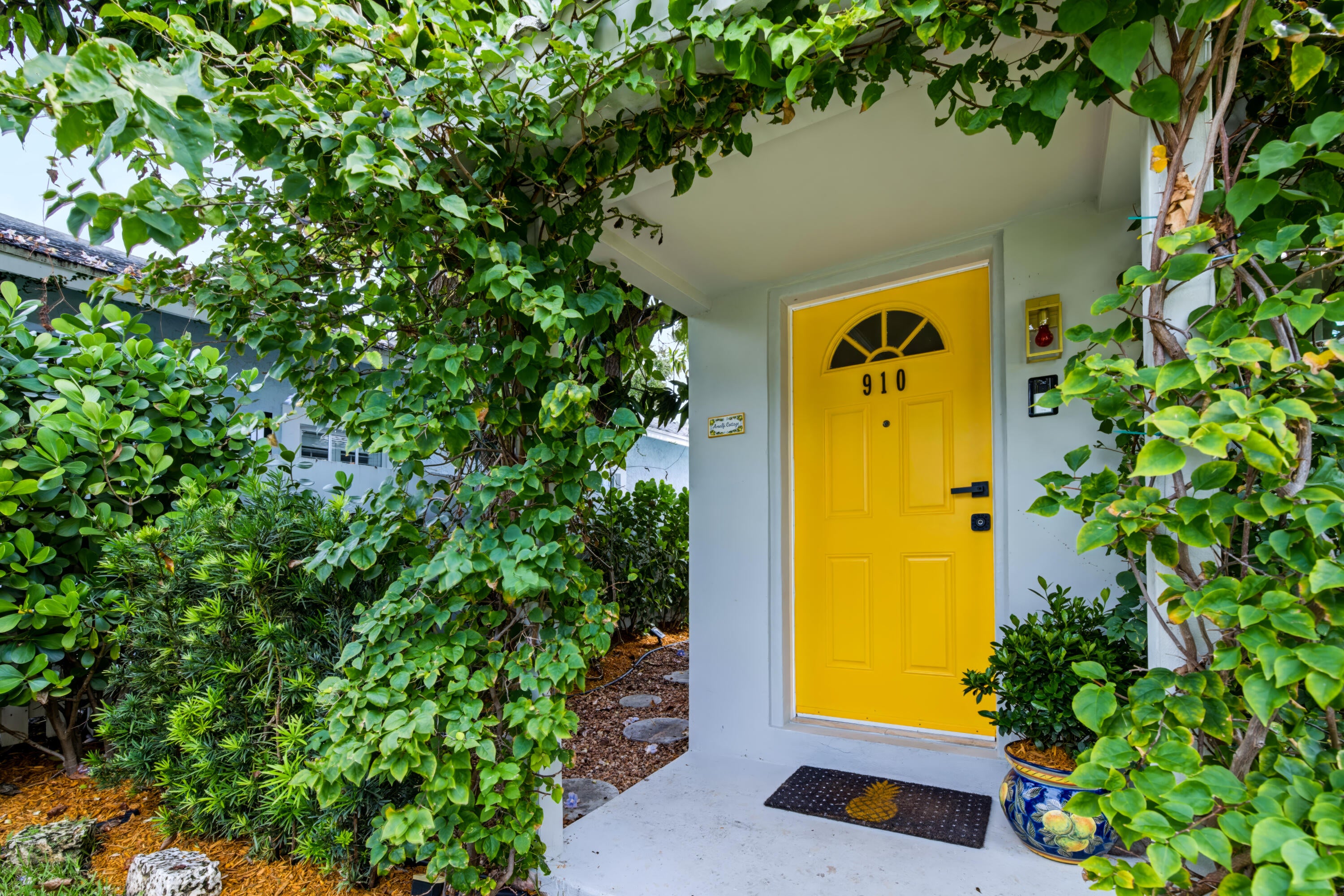 View photos, virtual tours, details... 910 N M Street