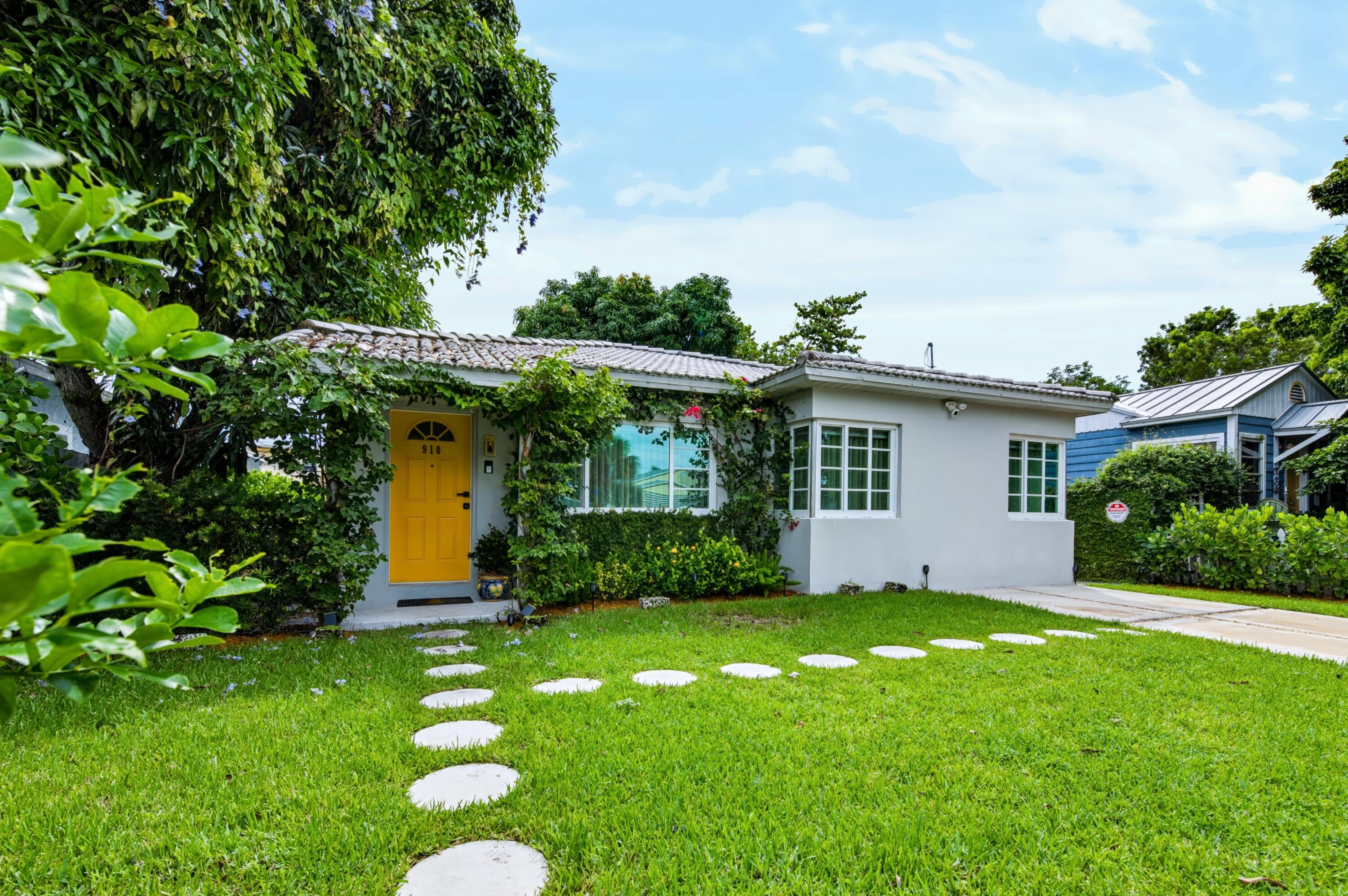 View photos, virtual tours, details... 910 N M Street