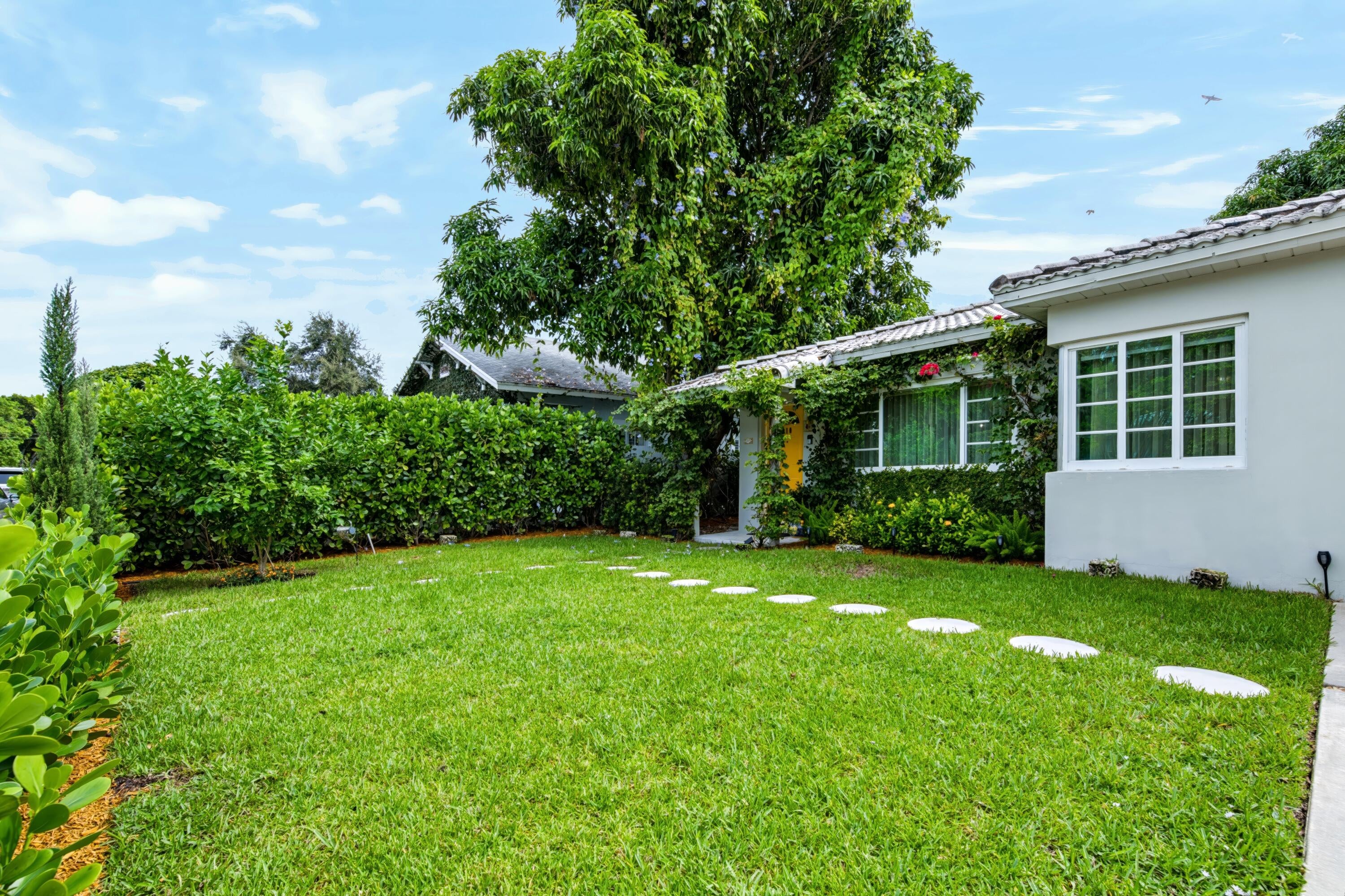 View photos, virtual tours, details... 910 N M Street