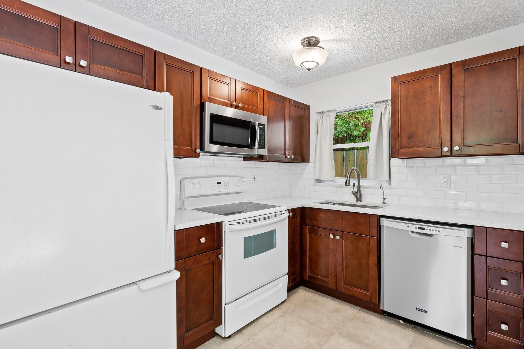 LAUDERDALE PINES - Residential Lease