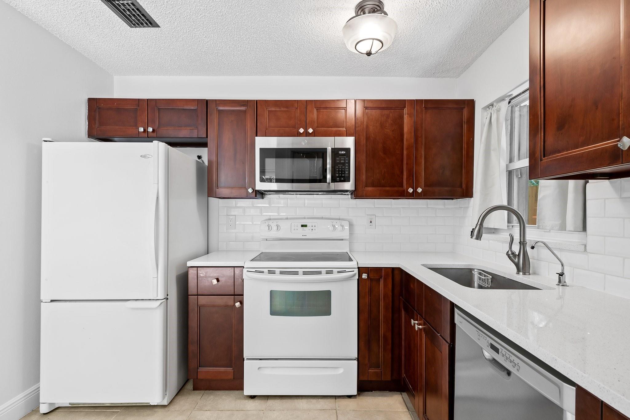 LAUDERDALE PINES - Residential Lease