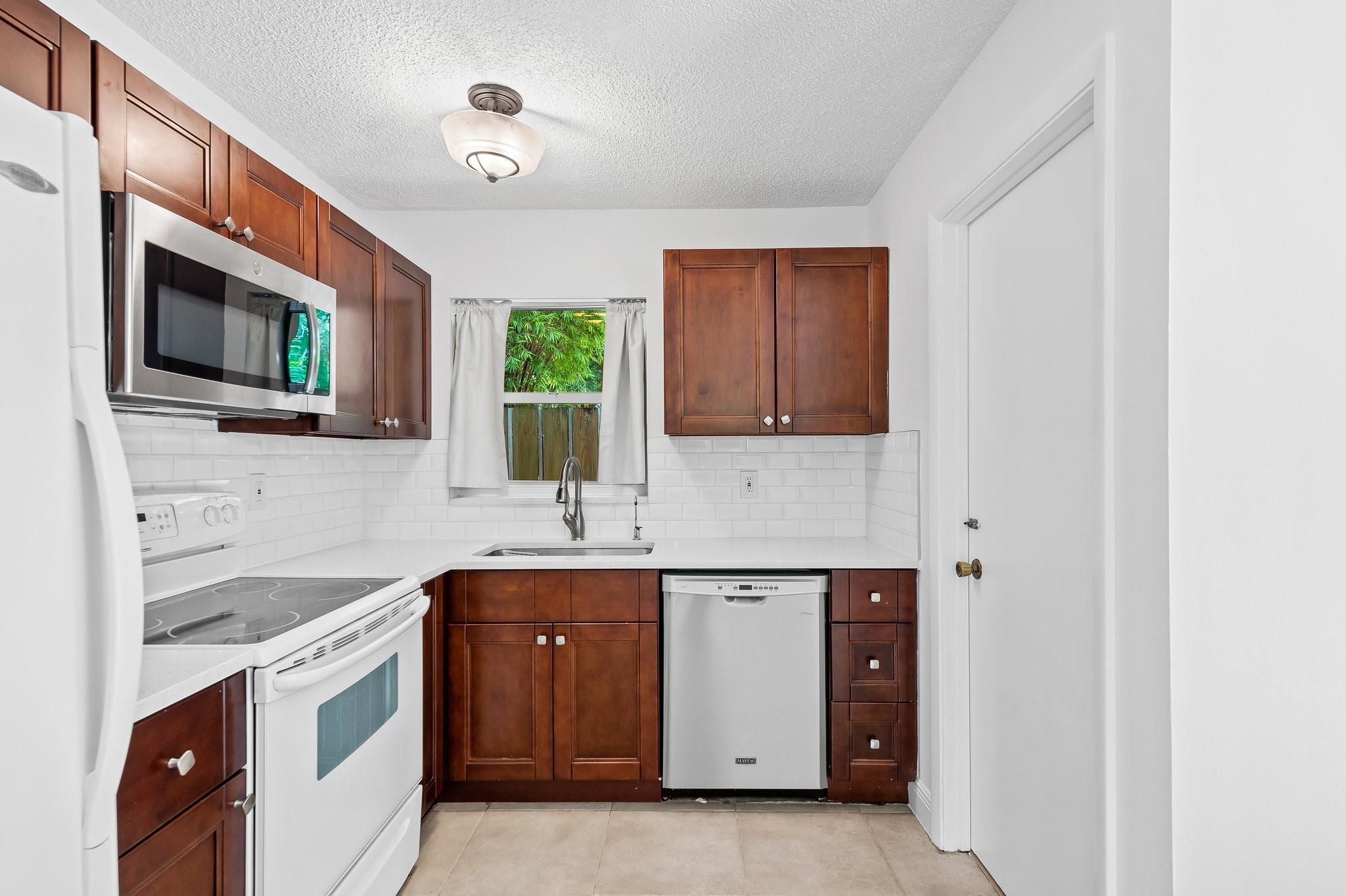 LAUDERDALE PINES - Residential Lease