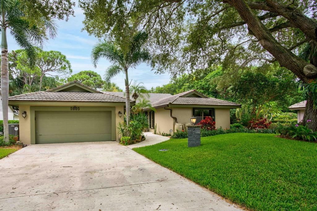 Photo of 5905 Stonewood Court, Jupiter, FL 33458 (MLS # R10740464)