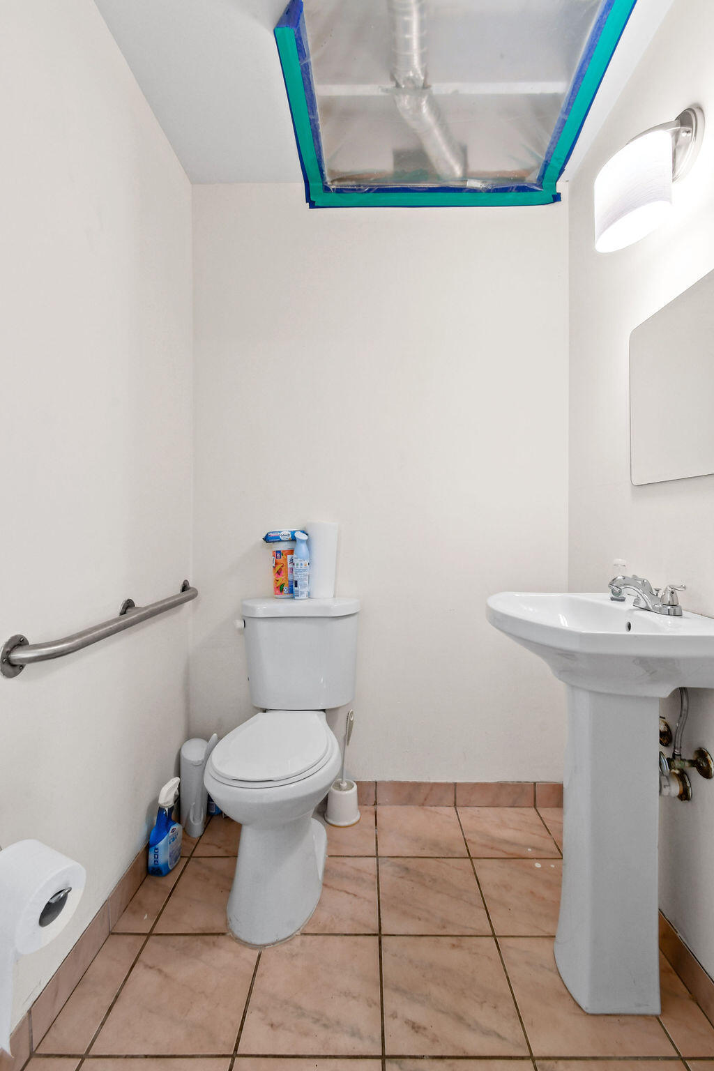 Main image without alt text