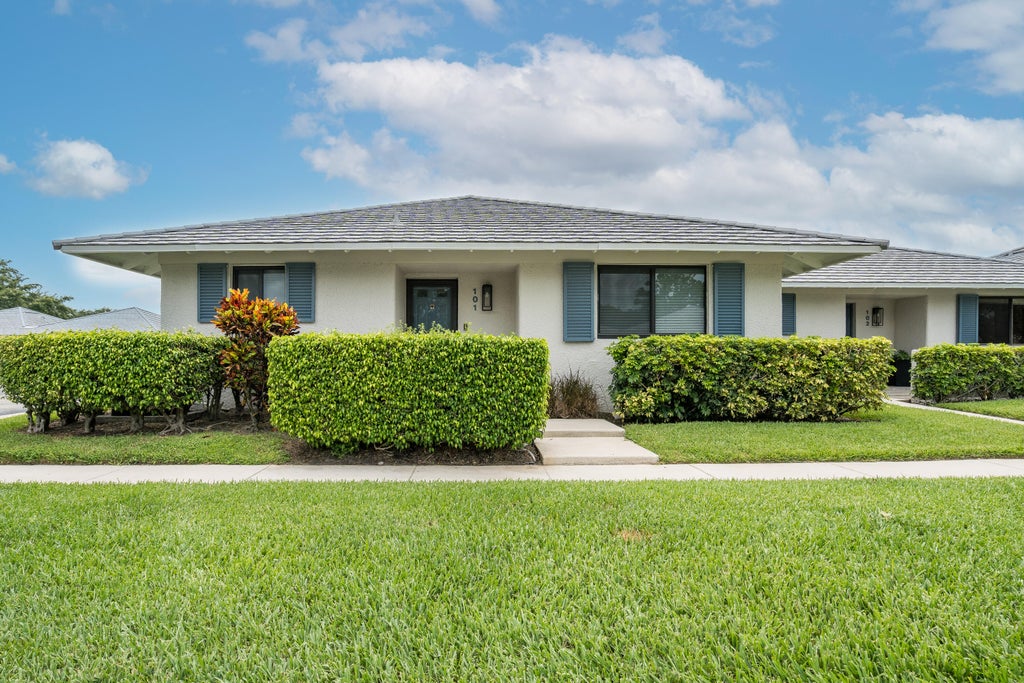 Photo of 101 Club Drive, Palm Beach Gardens, FL 33418 (MLS # R11132561)