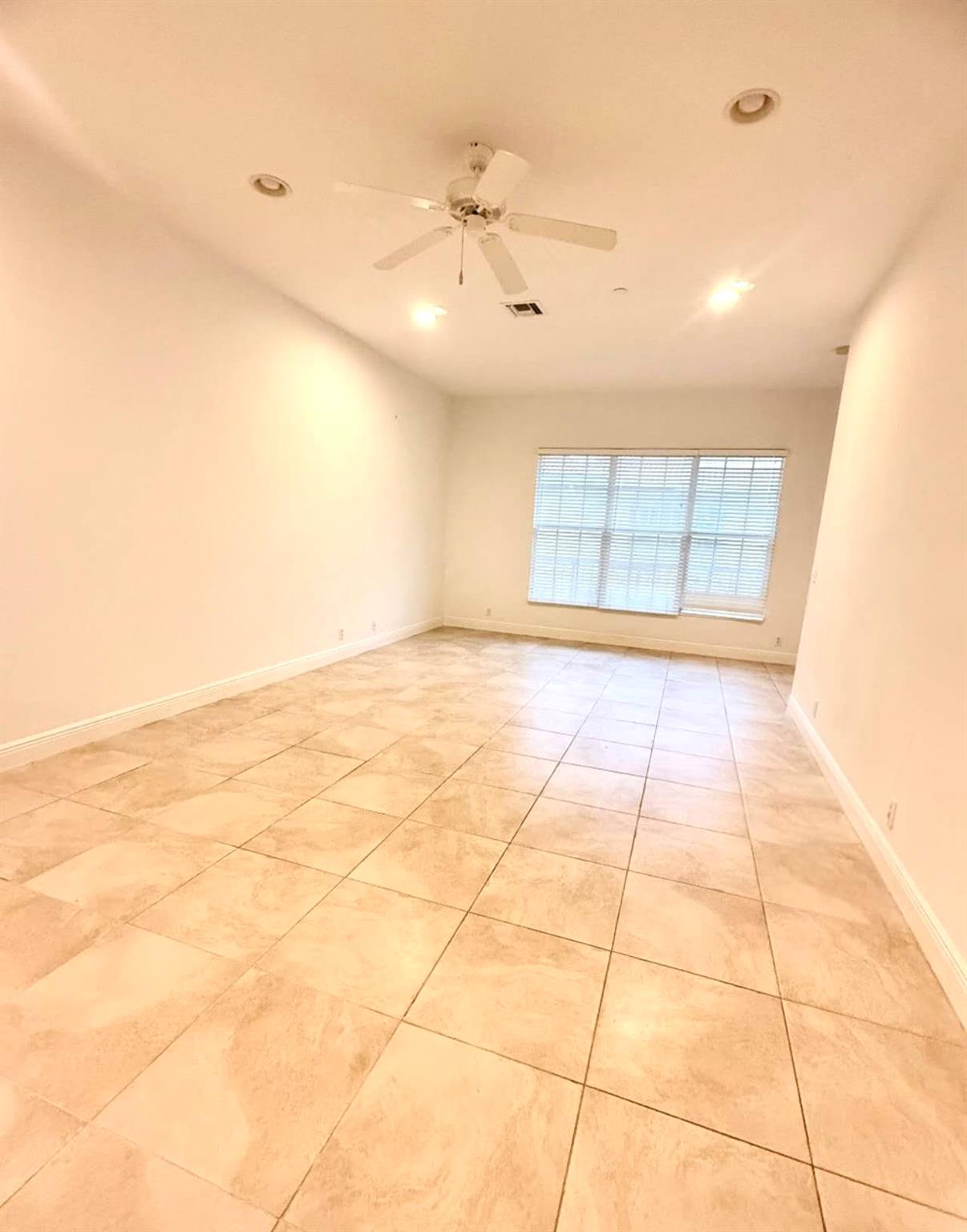 Cielo Twnhms/Shops/Donald - Residential Lease