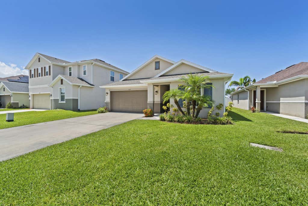 Photo of 5435 NW Pine Trail Circle, Port Saint Lucie, FL 34983 (MLS # B26046302)