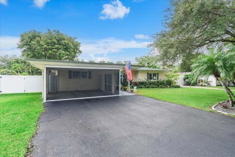 Tiny photo for 660 Azalea Court, Plantation, FL 33317 (MLS # B26033403)