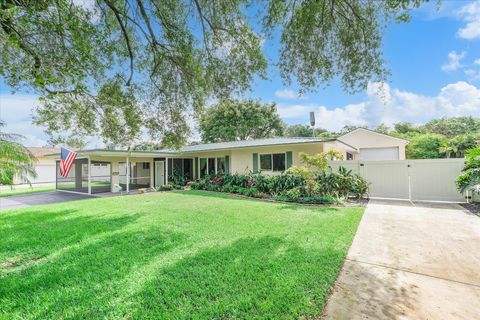 Tiny photo for 660 Azalea Court, Plantation, FL 33317 (MLS # B26033403)