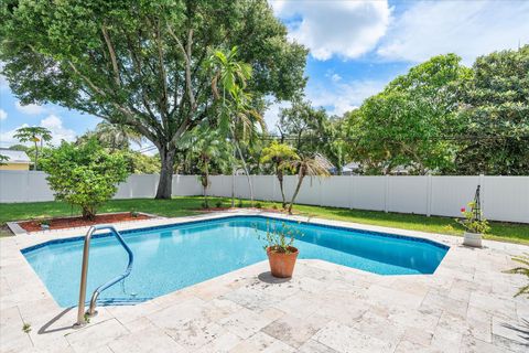 Tiny photo for 660 Azalea Court, Plantation, FL 33317 (MLS # B26033403)