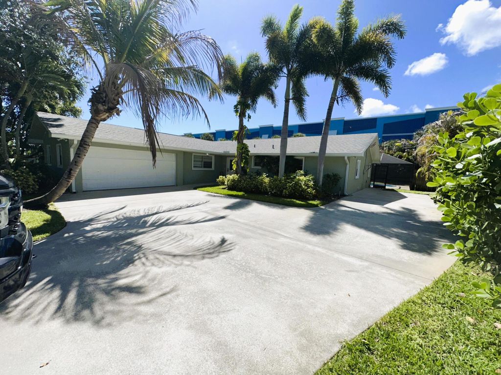 Photo of 4796 SE Manatee Terrace, Stuart, FL 34997 (MLS # B26008356)