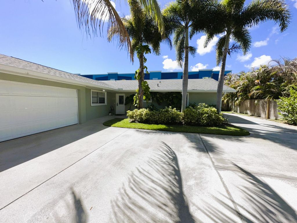Photo of 4796 SE Manatee Terrace, Stuart, FL 34997 (MLS # B26008356)