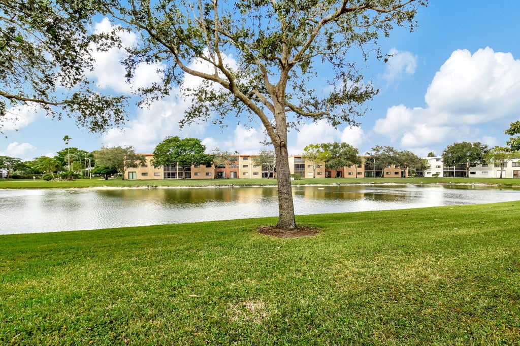 Photo of 5550 Witney Drive #105, Delray Beach, FL 33484 (MLS # R11034292)